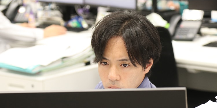 PCを操作する人の様子