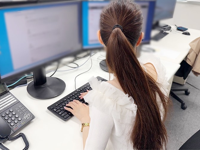 PCを操作する人の様子